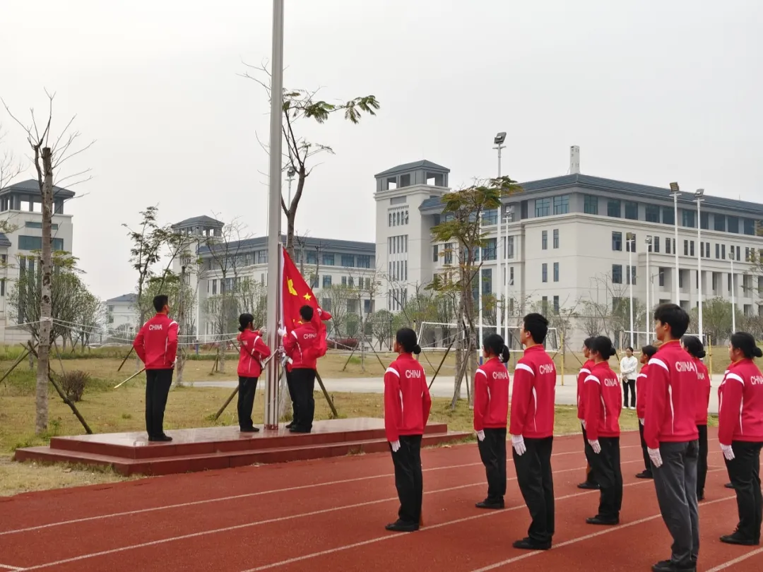 晨光映初心，国旗照征程